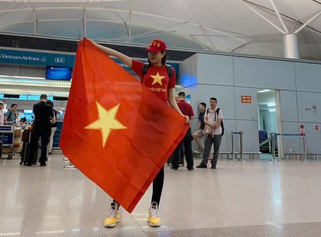 Á hậu Lệ Hằng, Bình Minh, Kiều Linh… sang Malaysia cổ vũ Đội tuyển Việt Nam - 4 Không khí tại sân bay thật sự rất khác lạ so với những ngày thường, tất cả mọi người chúng tôi dù xa lạ nhưng như đã quen biết từ lâu, Lệ Hằng chia sẻ.