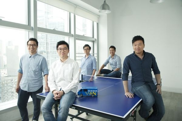 Chủ startup tỷ USD: “Đừng chờ ai đó đến giải quyết vấn đề, hãy tự mình làm” - 1 Steven Lam (áo trắng) và những người đồng sáng lập GoGoVan.