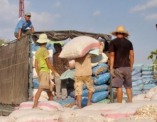 Nguy cơ liệt nửa người nếu coi thường thoát vị đĩa đệm cột sống thắt lưng L5 - S1 - 2 Bê vác nặng là nguyên nhân thoát vị đĩa đệm L5 – S1