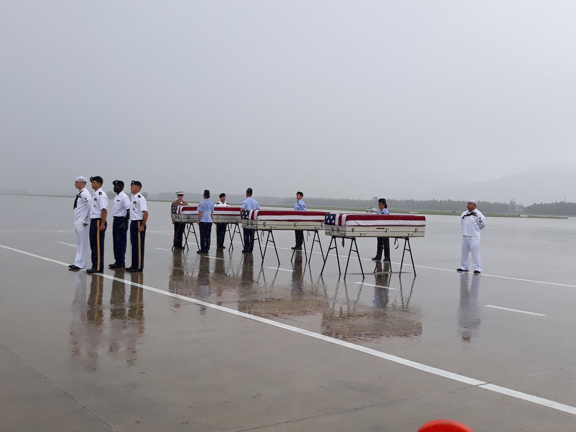 Việt Nam trao trả hài cốt quân nhân Hoa Kỳ lần thứ 147 - Ảnh 3. Việt Nam trao trả hài cốt quân nhân Hoa Kỳ lần thứ 147 - Ảnh 3.