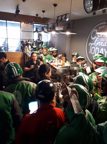 “Shipper GrabFood” xếp hàng đợi đồ ăn, thức uống còn... đông hơn cả khách - 1 Giờ cao điểm tại quán trà sữa Gong Cha, đối tác tài xế của GrabFood “áp đảo” cả khách