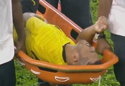 
Nazirul Naim Che Hashim phải rời sân trên cáng
