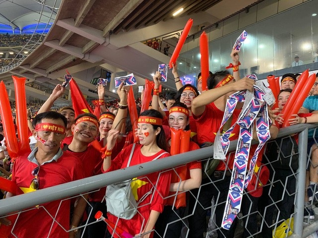 Báo Malaysia bức xúc thay CĐV Việt Nam khi có vé mà phải ngồi ngoài - 2
Cổ động viên Việt Nam chen chúc trong khu vực chật hẹp