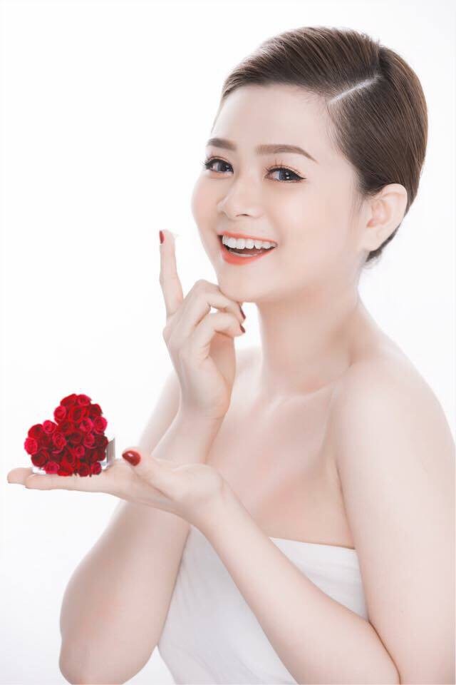 Nhan sắc bạn gái Đức Huy - tuyển thủ ghi bàn trong trận Malaysia - Việt Nam - 9 Hiện cô đang sống và làm việc tại TP.HCM.