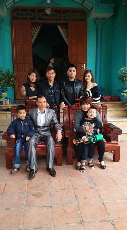 Nhan sắc bạn gái Đức Huy - tuyển thủ ghi bàn trong trận Malaysia - Việt Nam - 5 Dịp Tết 2018, khi mẹ Đức Huy chia sẻ ảnh cả gia đình cũng có sự xuất hiện của Tường Vy. Được biết, tình yêu của Đức Huy - Tường Vy được hai bên gia đình ủng hộ và mong anh phấn đấu hết mình cho sự nghiệp, đến thời điểm thích hợp sẽ “đưa nàng về dinh”.