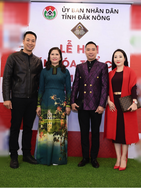NTK Đỗ Trịnh Hoài Nam đưa họa tiết dát vàng 9999 và thổ cẩm lên áo dài - 1 Bà Tôn Thị Ngọc Hạnh, Phó Chủ tịch UBND tỉnh Đắk Nông, NTK Đỗ Trịnh Hoài Nam, Đạo diễn Quang Tú.