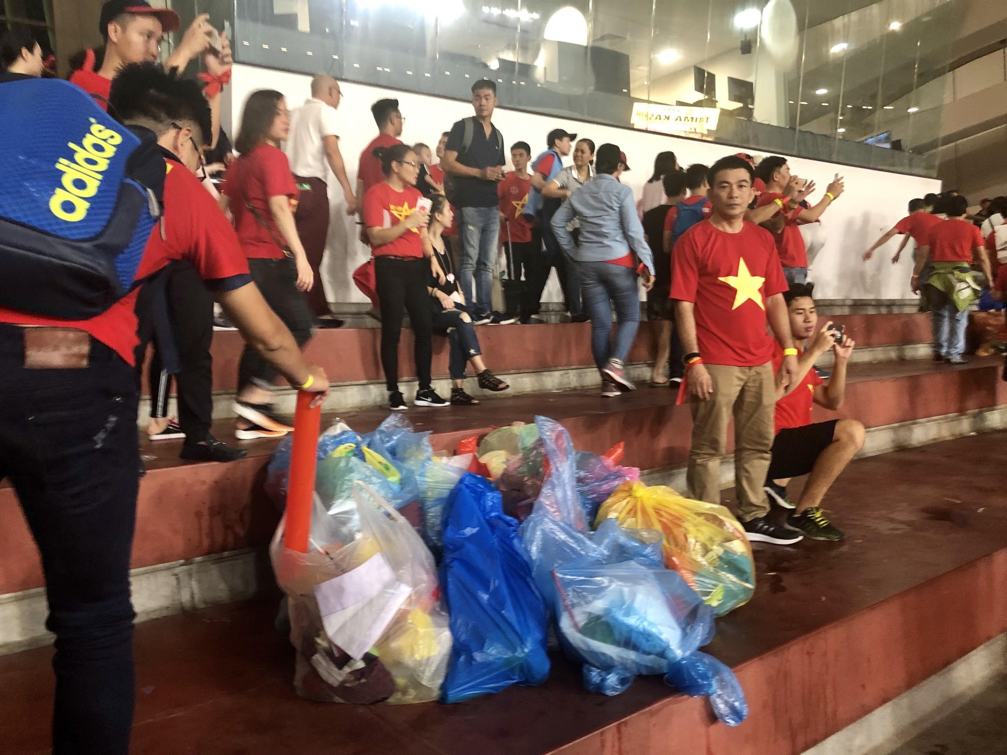 CĐV Việt Nam nhặt sạch rác trên khán đài sau trận chung kết tại Malaysia - Ảnh 9.