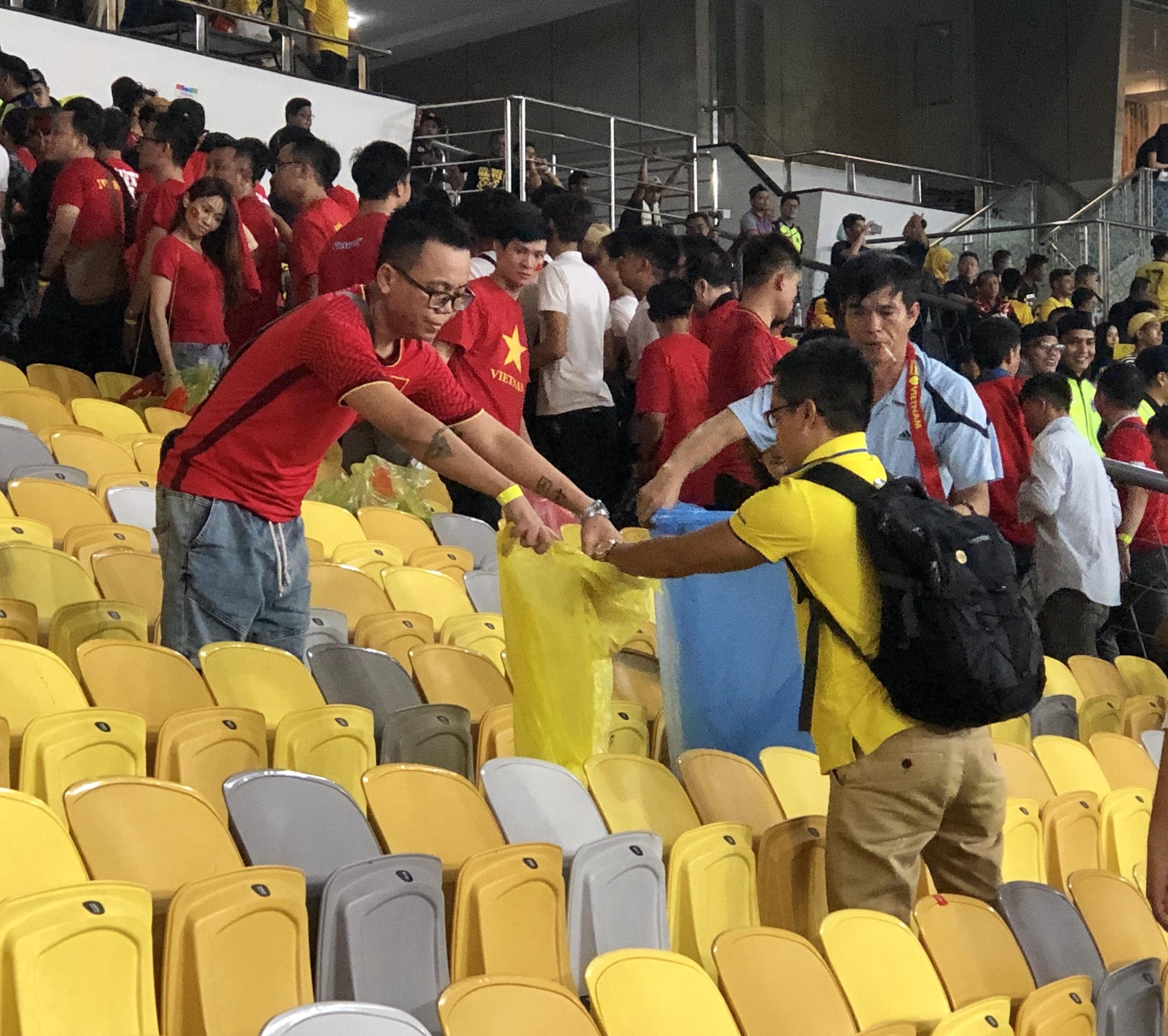 CĐV Việt Nam nhặt sạch rác trên khán đài sau trận chung kết tại Malaysia - Ảnh 2.