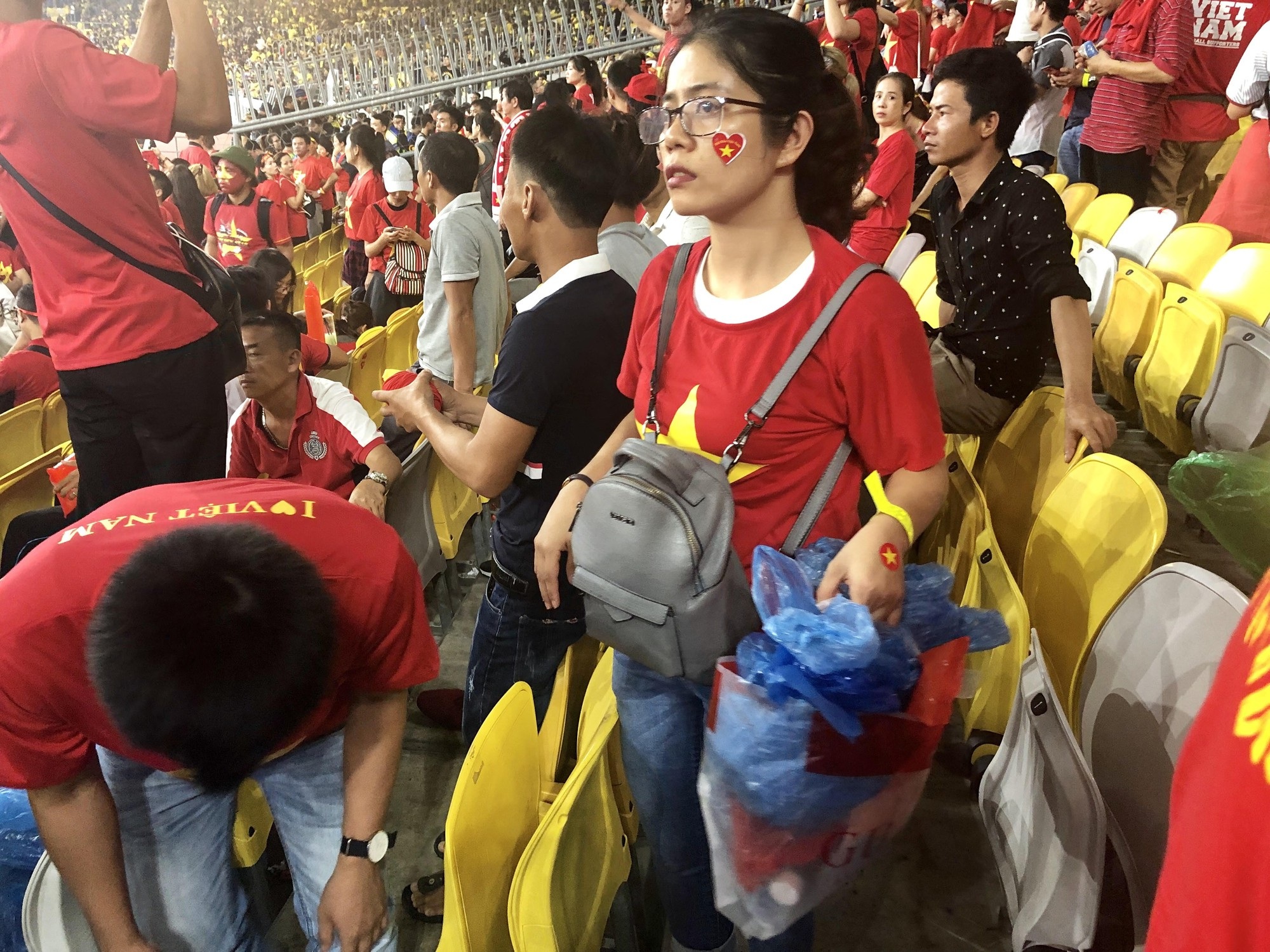 CĐV Việt Nam nhặt sạch rác trên khán đài sau trận chung kết tại Malaysia - Ảnh 6.