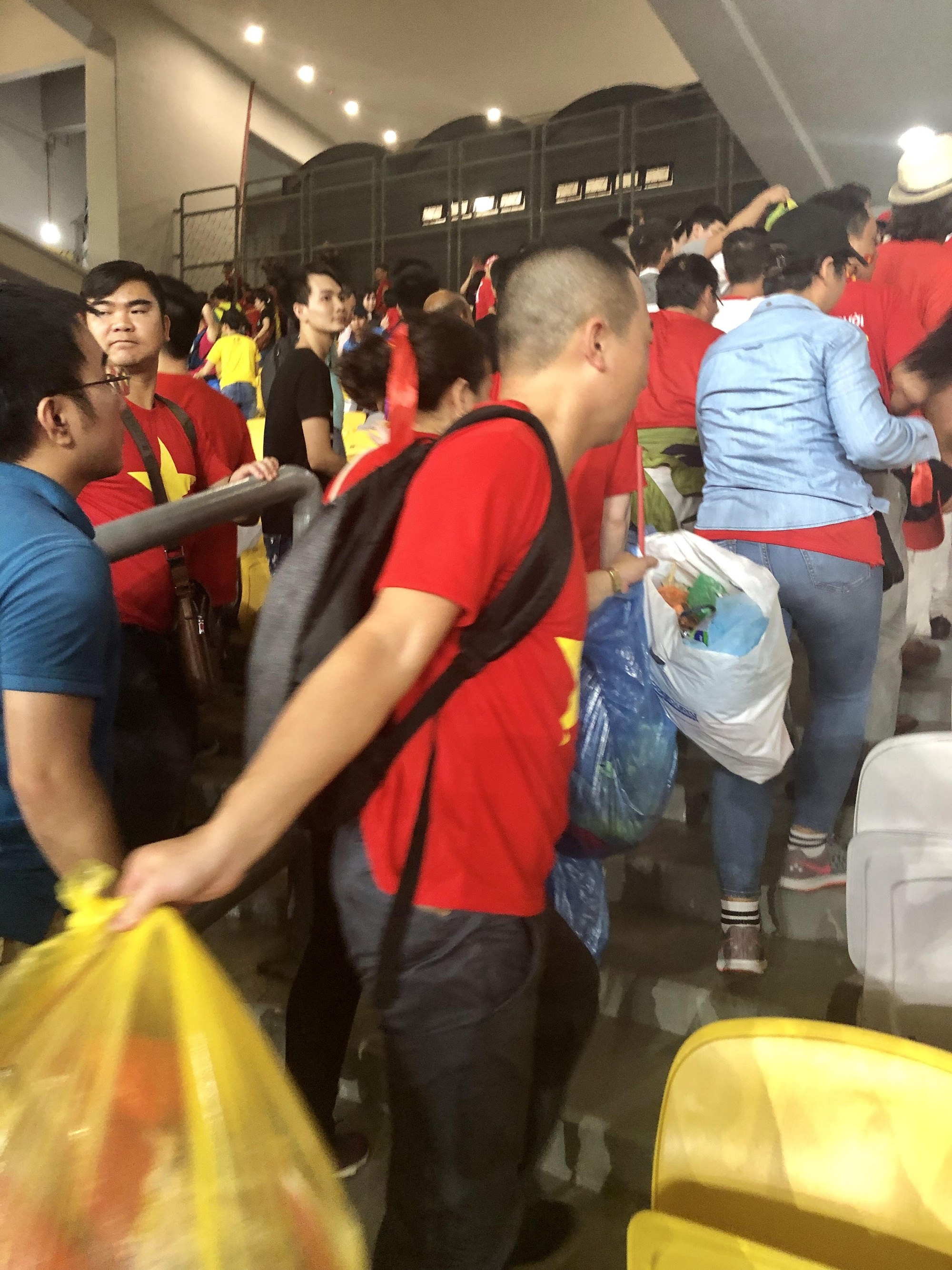CĐV Việt Nam nhặt sạch rác trên khán đài sau trận chung kết tại Malaysia - Ảnh 8.