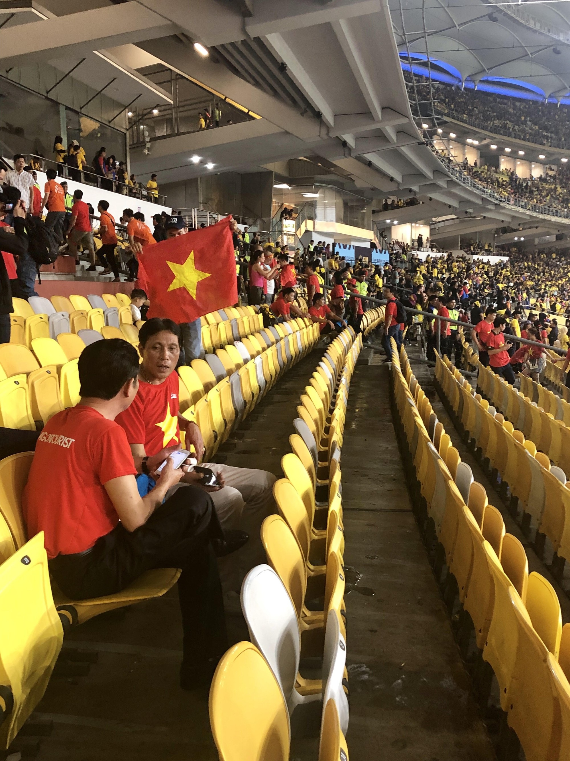 CĐV Việt Nam nhặt sạch rác trên khán đài sau trận chung kết tại Malaysia - Ảnh 10. CĐV Việt Nam nhặt sạch rác trên khán đài sau trận chung kết tại Malaysia - Ảnh 10.