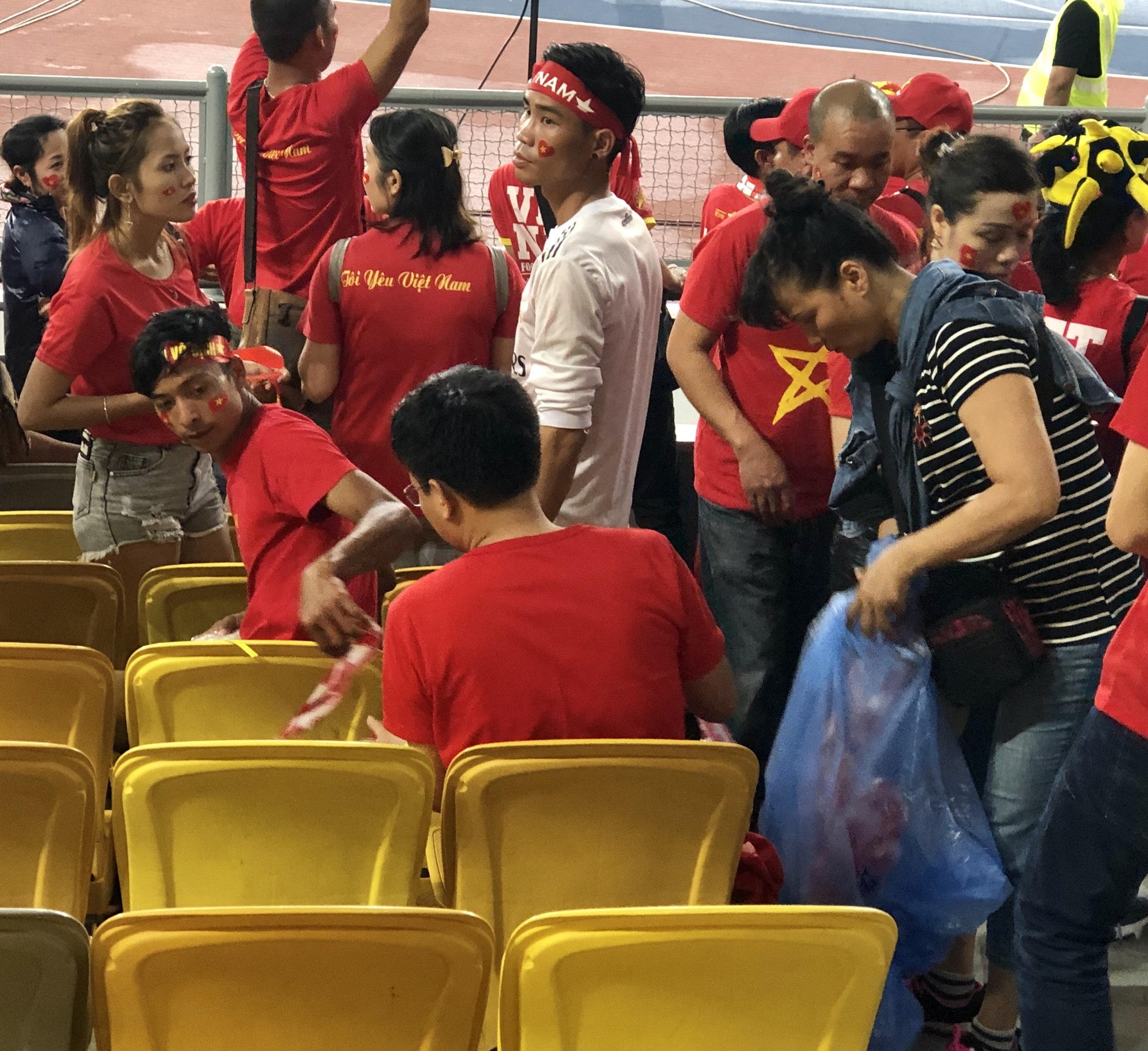 CĐV Việt Nam nhặt sạch rác trên khán đài sau trận chung kết tại Malaysia - Ảnh 4.