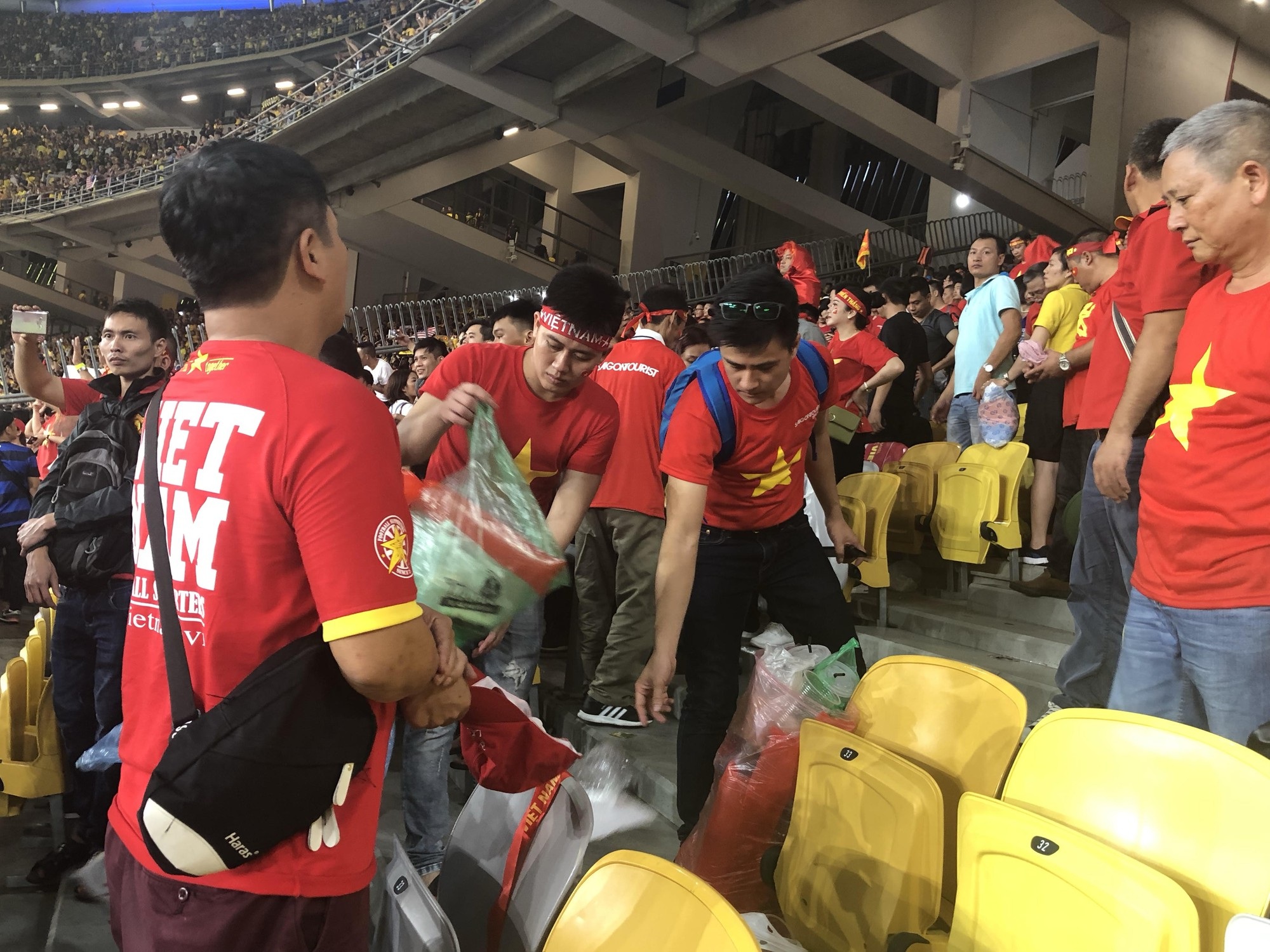 CĐV Việt Nam nhặt sạch rác trên khán đài sau trận chung kết tại Malaysia - Ảnh 7. CĐV Việt Nam nhặt sạch rác trên khán đài sau trận chung kết tại Malaysia - Ảnh 7.