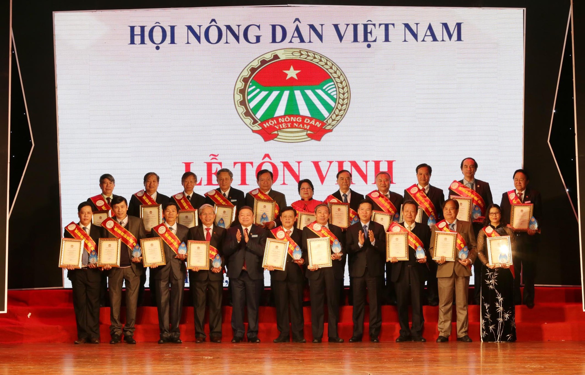 Tôn vinh 53 Nhà khoa học của nhà nông - Ảnh 1. Tôn vinh 53 Nhà khoa học của nhà nông - Ảnh 1.