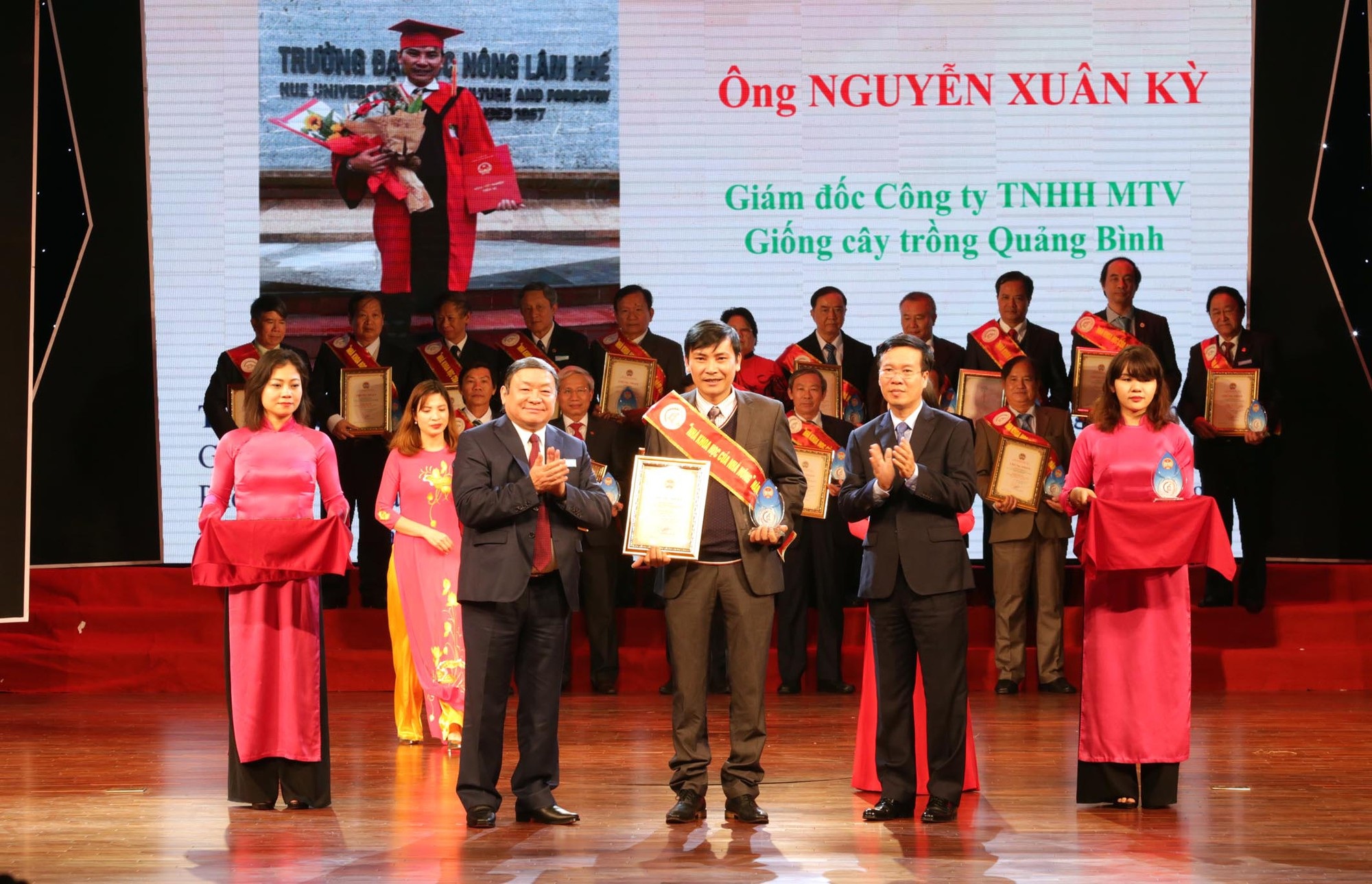 Tôn vinh 53 Nhà khoa học của nhà nông - Ảnh 2. Tôn vinh 53 Nhà khoa học của nhà nông - Ảnh 2.