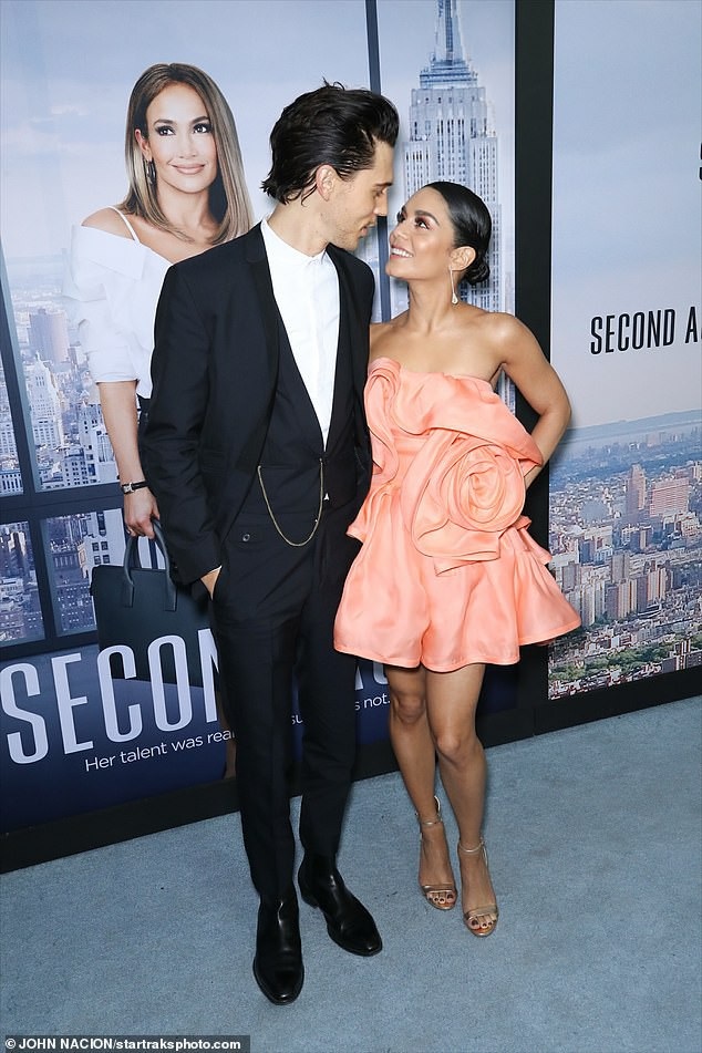 Vanessa Hudgens hạnh phúc bên bạn trai - 1
Vanessa Hudgens đẹp đôi bên bạn trai Austin Butler dự ra mắt phim mới của cô Second Act. Sự kiện diễn ra tại New York ngày 12/12 vừa qua