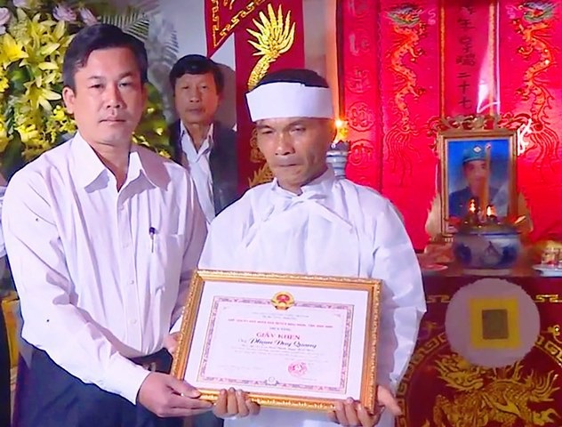 Đề xuất công nhận liệt sĩ cho dân quân tử vong khi khắc phục lũ lụt - 1 Ông Cao Thanh Thương, Chủ tịch UBND huyện Hoài Nhơn tặng giấy khen cho thân nhân gia đình vì anh Quang đã có thành tích dũng cảm trong thực hiện nhiệm vụ khắc phục hậu quả lũ lụt dẫn đến tử vong.