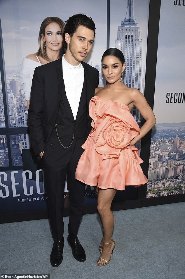 Vanessa Hudgens hạnh phúc bên bạn trai - 2
Nữ diễn viên 29 tuổi và bạn trai kém 2 tuổi hẹn hò với nhau đã được 7 năm và luôn cổ vũ động viên nhau trong mọi công việc cũng như cuộc sống hàng ngày