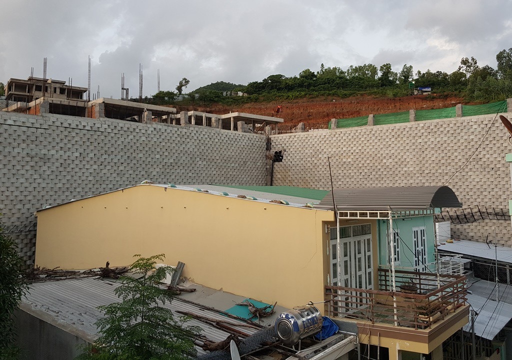 Sẽ tháo dỡ bức tường thành khủng” ở Nha Trang? - Ảnh 1. Sẽ tháo dỡ bức tường thành khủng” ở Nha Trang? - Ảnh 1.