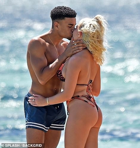 Megan Barton Hanson bốc lửa bên bồ trẻ - 3
Megan Barton Hanson và Wes Nelson quen biết nhau từ khi tham gia show truyền hình thực tế Love Island, họ là 1 trong 4 cặp đôi còn hò hẹn sau gameshow này