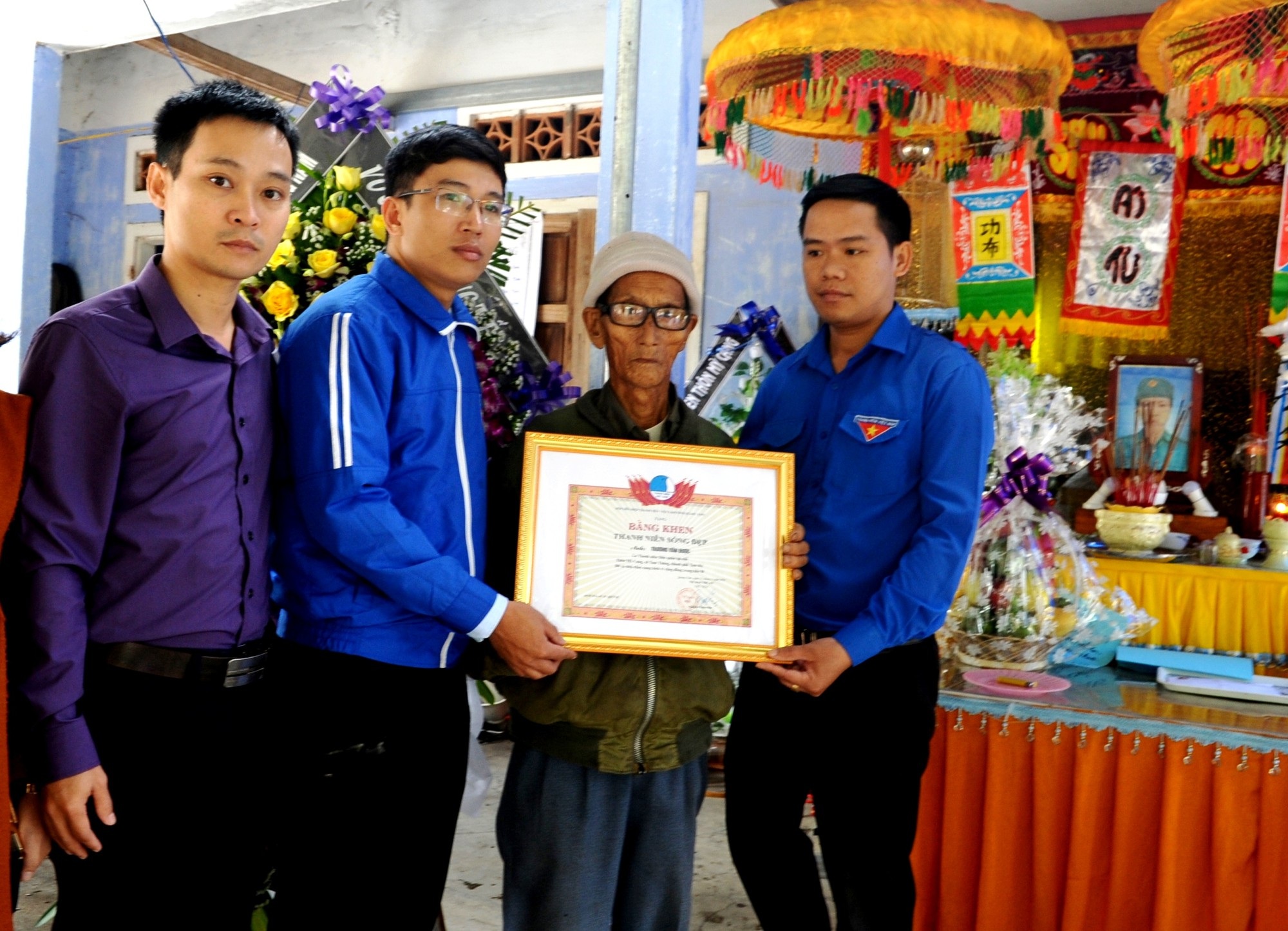 Truy tặng bằng khen dân quân tự vệ gục chết sau 2 ngày lội mưa lũ cứu dân - Ảnh 2. Truy tặng bằng khen dân quân tự vệ gục chết sau 2 ngày lội mưa lũ cứu dân - Ảnh 2.