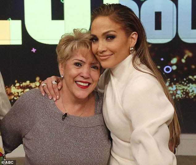 Là mẹ của ngôi sao cũng rất... vất vả - 2
Hai mẹ con nữ diva Jennifer Lopez cùng xuất hiện tại chương trình “The View” (Mỹ).