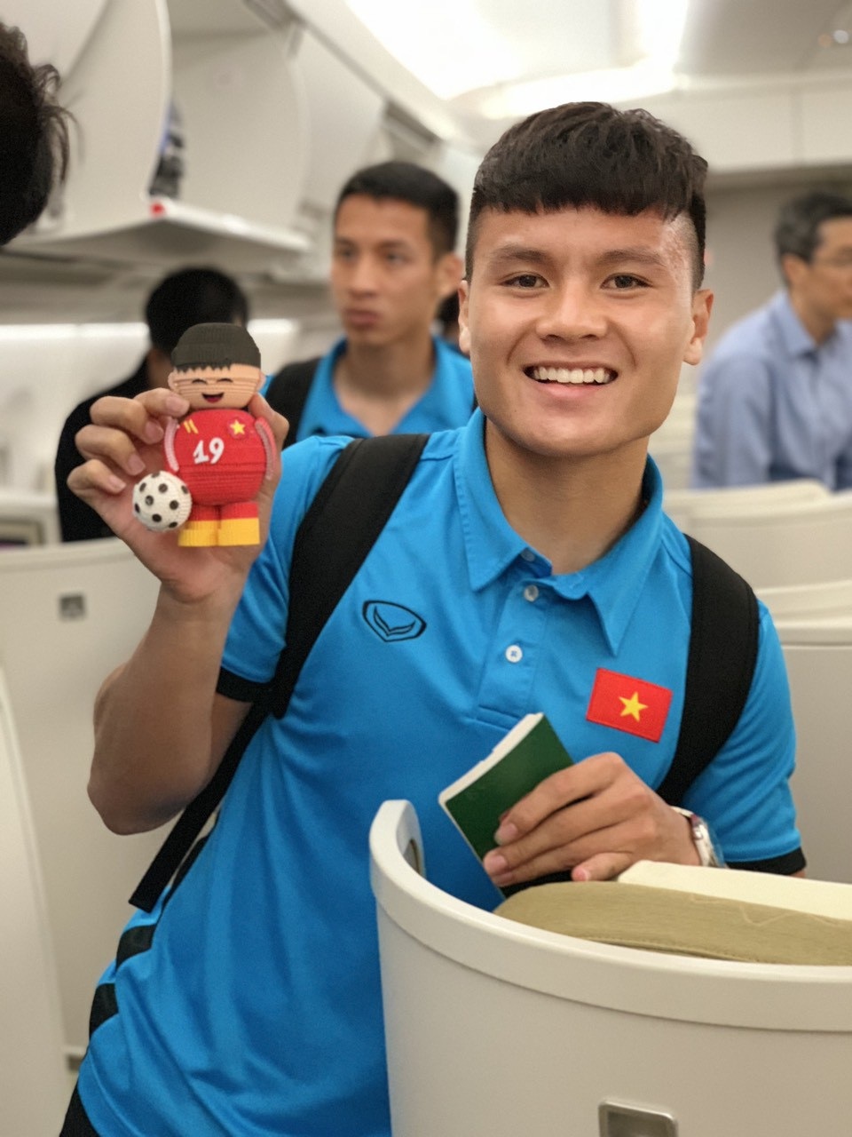 Món quà đặc biệt dành tặng thầy trò HLV Park Hang Seo trên máy bay - Ảnh 4. Món quà đặc biệt dành tặng thầy trò HLV Park Hang Seo trên máy bay - Ảnh 4.