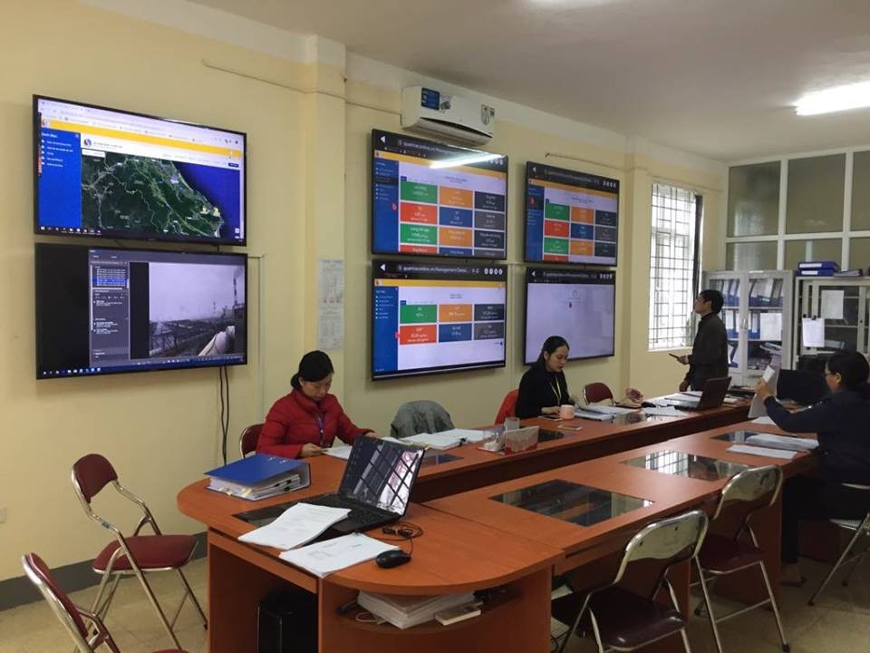 Những người cả ngày soi màn hình kiểm tra tình trạng xả thải ở Formosa - Ảnh 2.