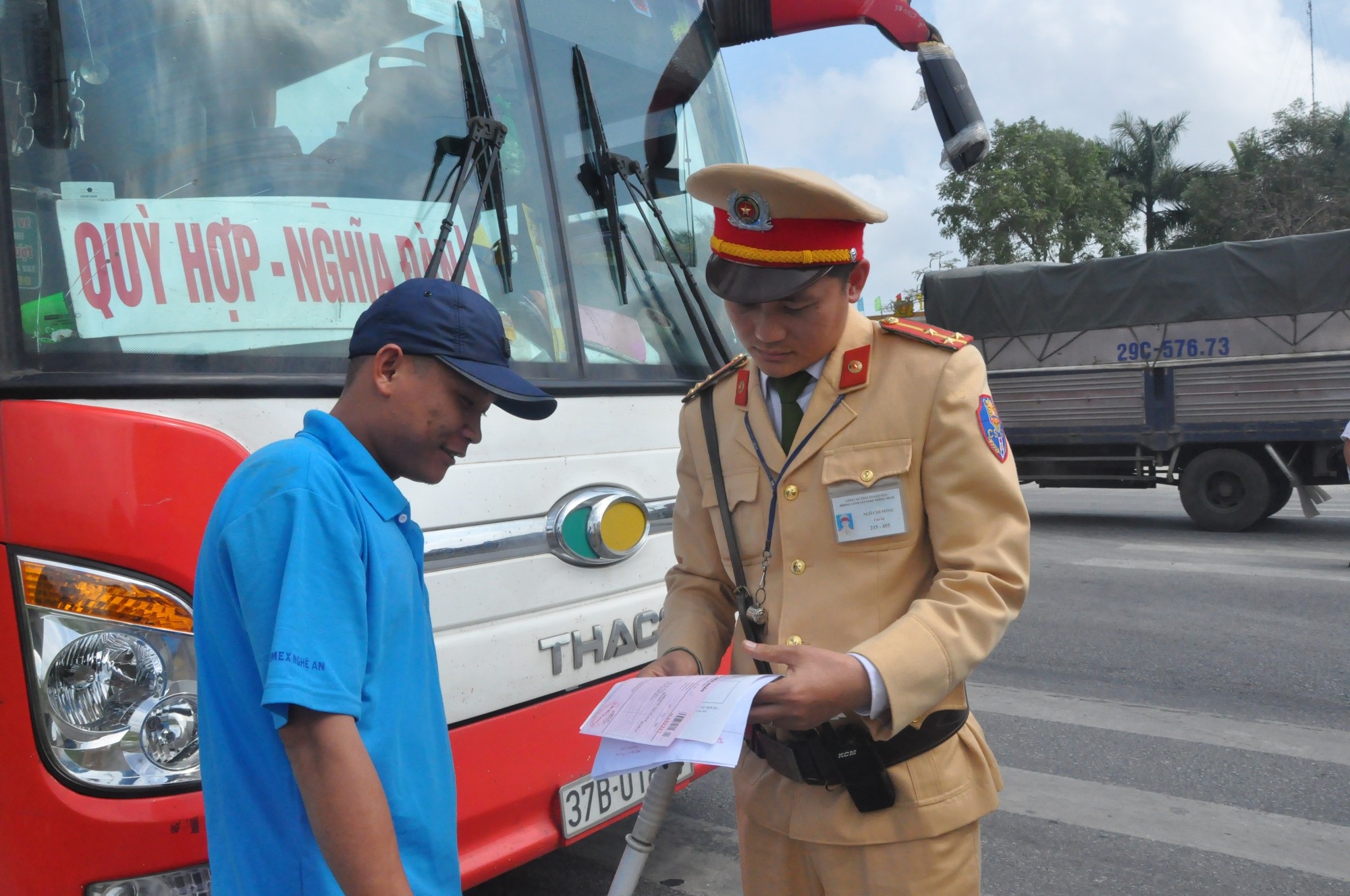 Cao điểm Tết, CSGT “mạnh tay” xử lý xe vi phạm - Ảnh 1. Cao điểm Tết, CSGT “mạnh tay” xử lý xe vi phạm - Ảnh 1.