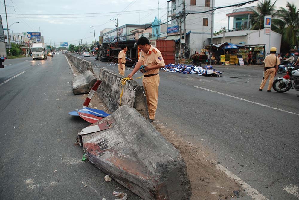 Xe chở bia lật nhào, nhiều người tranh thủ hôi bia - Ảnh 2. Xe chở bia lật nhào, nhiều người tranh thủ hôi bia - Ảnh 2.