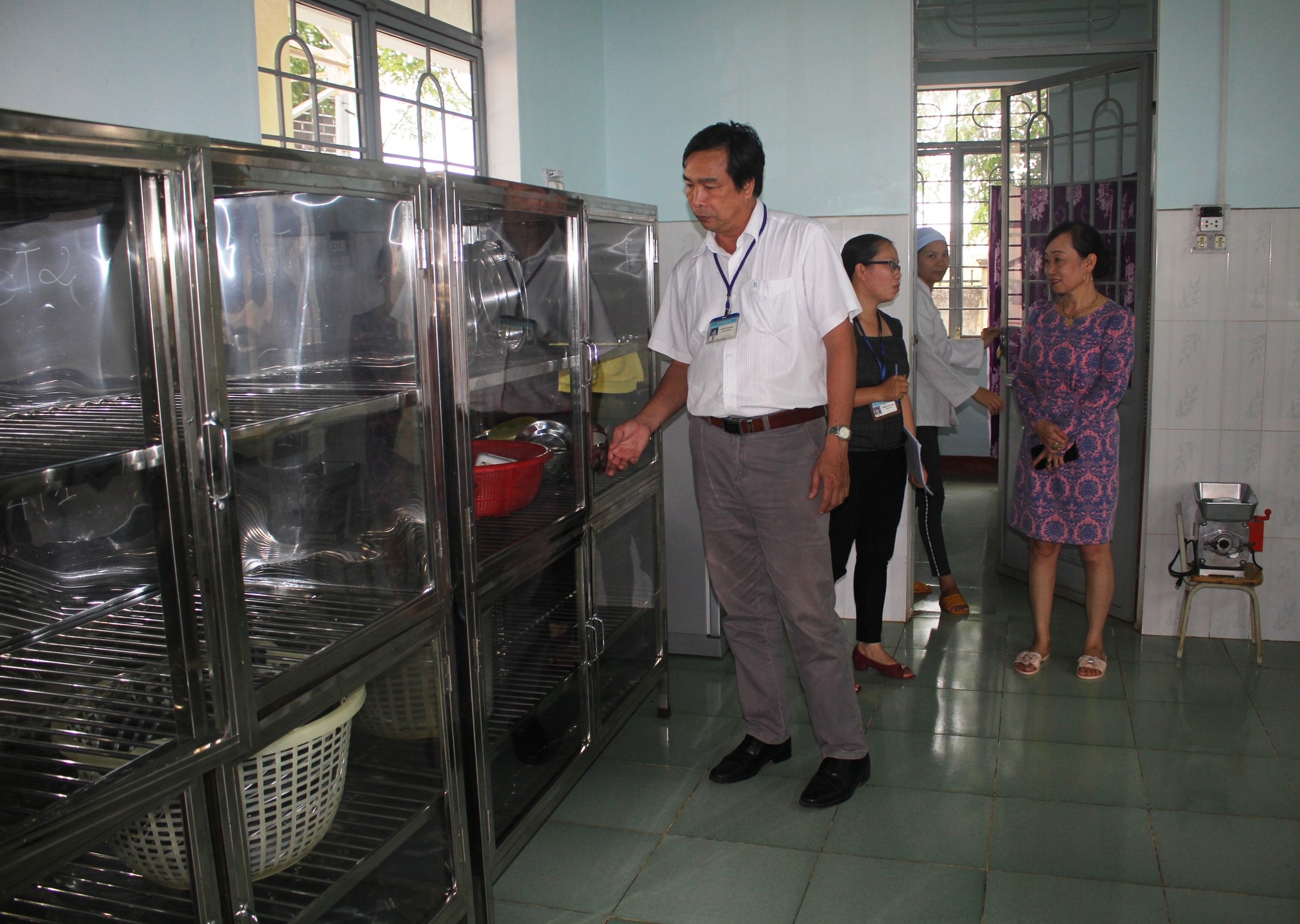 Xây dựng mô hình điểm về ATTP trong các bếp ăn tập thể - Ảnh 4. Xây dựng mô hình điểm về ATTP trong các bếp ăn tập thể - Ảnh 4.