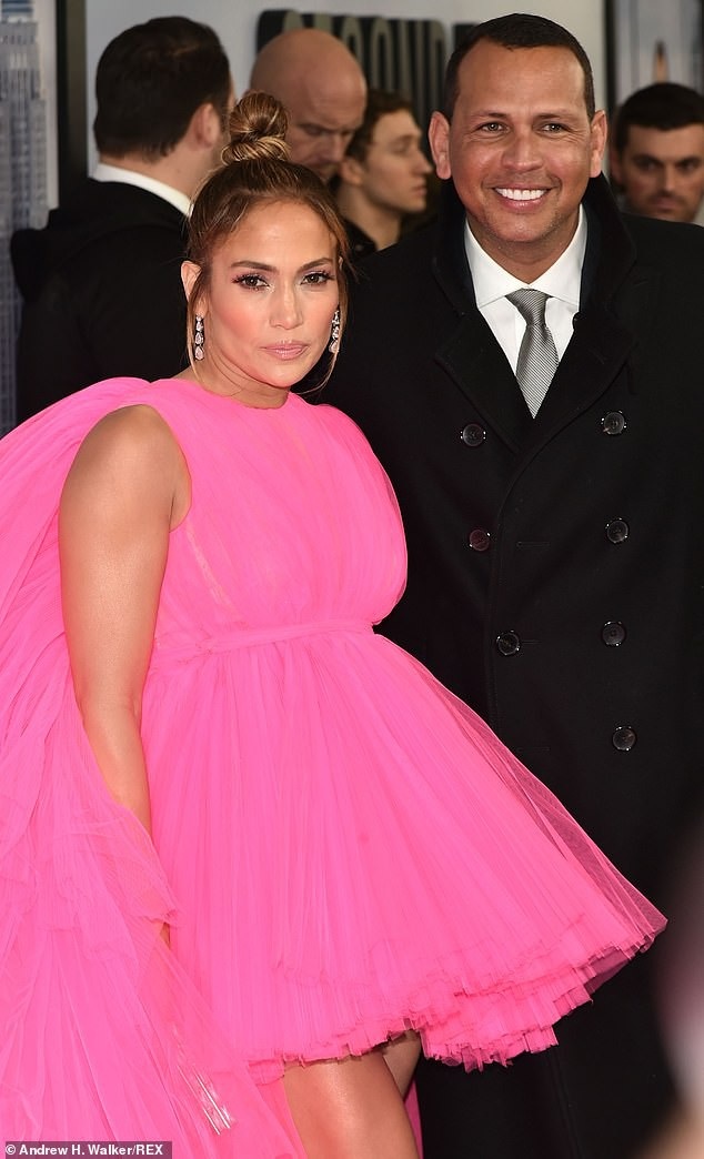 Jennifer Lopez trẻ đẹp với váy hồng - 4
J.Lo nói, từ trái tim, cô cảm nhận được tình cảm chân thành của bạn trai kém tuổi, hai người thường nói chuyện ấm áp và cởi mở. Cô cũng tiết lộ mối quan hệ này thực sự có lợi và nâng đỡ cô như thế nào. Hai người như đã có mối liên hệ từ trước....