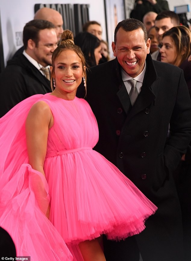 Jennifer Lopez trẻ đẹp với váy hồng - 7
Tôi đã nói với anh ấy là tôi sẽ có những cảnh hôn với Milo trong phim mới và anh ấy nói rằng nó ổn thôi em ạ, cô nói thêm.