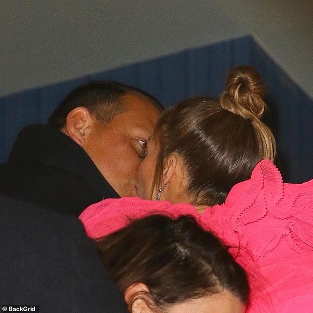 Jennifer Lopez trẻ đẹp với váy hồng - 8
Nữ diễn viên 49 tuổi nói thêm rằng cô không nói về những cảnh sex mà cô đóng phim khi về nhà và cũng không có lý do gì để nói. Tôi luôn làm những việc chuẩn mực. Tôi là người rất chuyên nghiệp - Tôi đã đóng phim rất lâu rồi, cô giải thích.