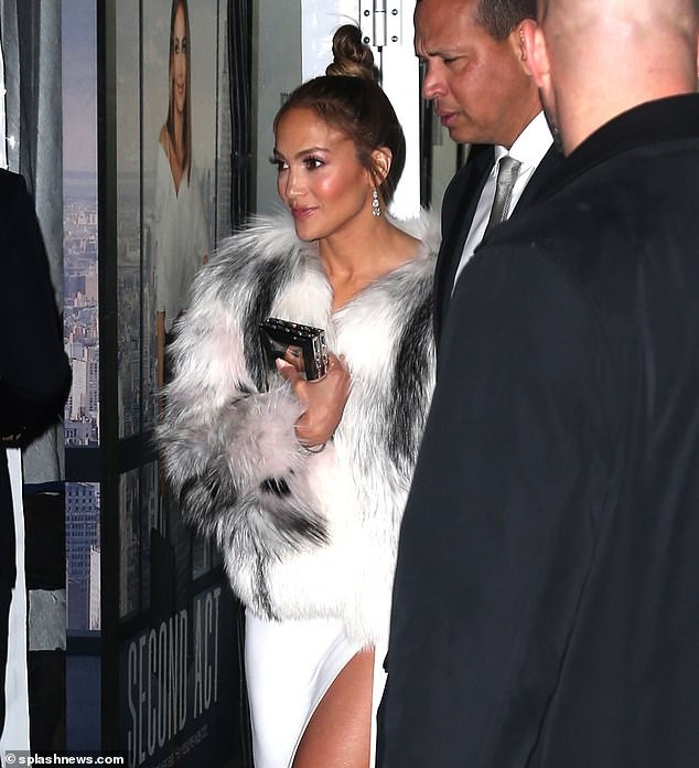 Jennifer Lopez trẻ đẹp với váy hồng - 11
Trải qua ba cuộc hôn nhân thất bại, nữ ca sĩ nổi tiếng vẫn lạc quan vào tình yêu và nói mối quan hệ giữa cô và A-Rod là khác biệt. Đó là tình yêu của những người trưởng thành, cả hai chúng tôi đều ở một thời điểm mà chúng tôi đã làm nhiều việc cho bản thân và bây giờ chúng tôi nghĩ rằng chúng tôi sẽ làm điều này theo cách tốt nhất. Tôi đã lao vào ba cuộc hôn nhân quá vội vàng và tại thời điểm này tôi muốn sự chắc chắn.