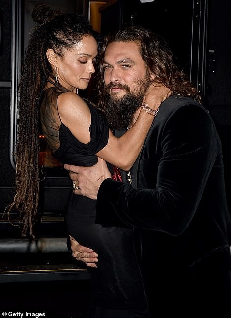 
Jason Momoa, 39 tuổi đưa vợ Lisa Bonet, 51 tuổi dự công chiếu phim mới của anh - Aquaman tại Los Angeles ngày 13/12 vừa qua
