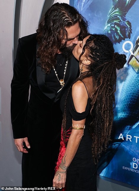 
Cặp đôi hạnh phúc hôn nhau trước ống kính máy ảnh phóng viên
