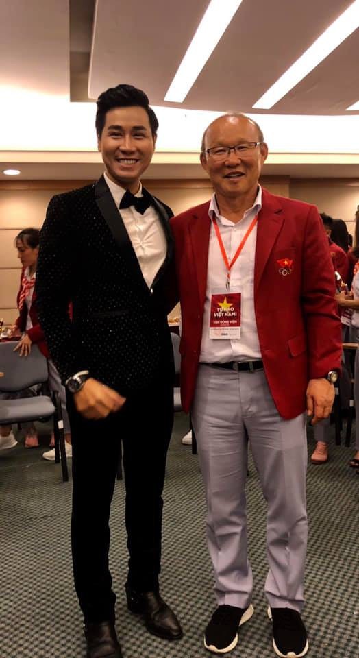 MC Nguyên Khang: “Xin đừng chỉ trích Hà Đức Chinh nữa” - 1 Nguyên Khang cùng HLV Park Hang Seo.
