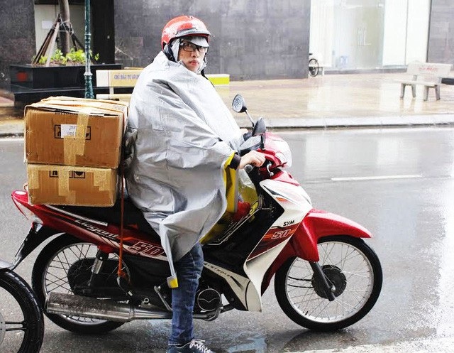 Tài xế taxi, shipper hốt bạc không kịp vào ngày mưa rét - 2 Trời mưa rét như những ngày gần đây là thời điểm để shipper hốt bạc.