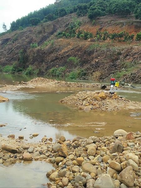 Bắc Giang: Cát tặc “nở rộ” kỳ lạ, lãnh đạo địa phương không thể “bình an vô sự”! - 3
Sau phản ánh của Báo Dân trí, cát tặc rút khỏi hiện trường nhưng vẫn rất nhẩn nha thu dọn máy móc.