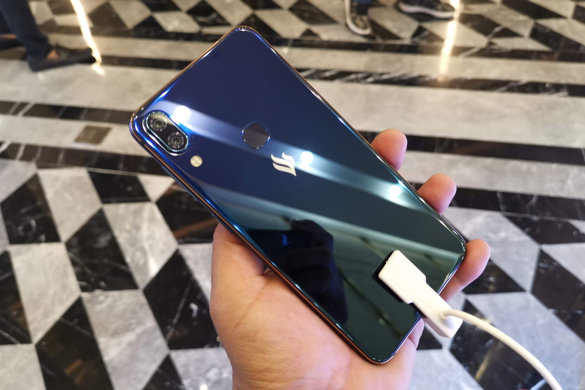 Những mẫu smartphone dành cho mùa giáng sinh 2018 - Ảnh 5.