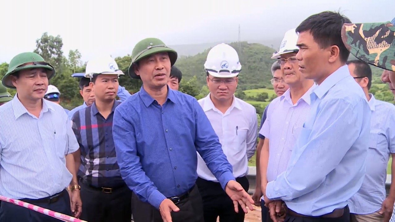 Quốc lộ 1 chi chít ổ gà: “Nắng không vá, chờ đến mưa mới đùn đẩy đổ tại thời tiết” - Ảnh 5. Quốc lộ 1 chi chít ổ gà: “Nắng không vá, chờ đến mưa mới đùn đẩy đổ tại thời tiết” - Ảnh 5.