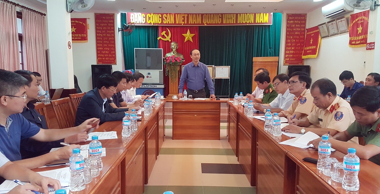 Quốc lộ 1 chi chít ổ gà: “Nắng không vá, chờ đến mưa mới đùn đẩy đổ tại thời tiết” - Ảnh 1. Quốc lộ 1 chi chít ổ gà: “Nắng không vá, chờ đến mưa mới đùn đẩy đổ tại thời tiết” - Ảnh 1.