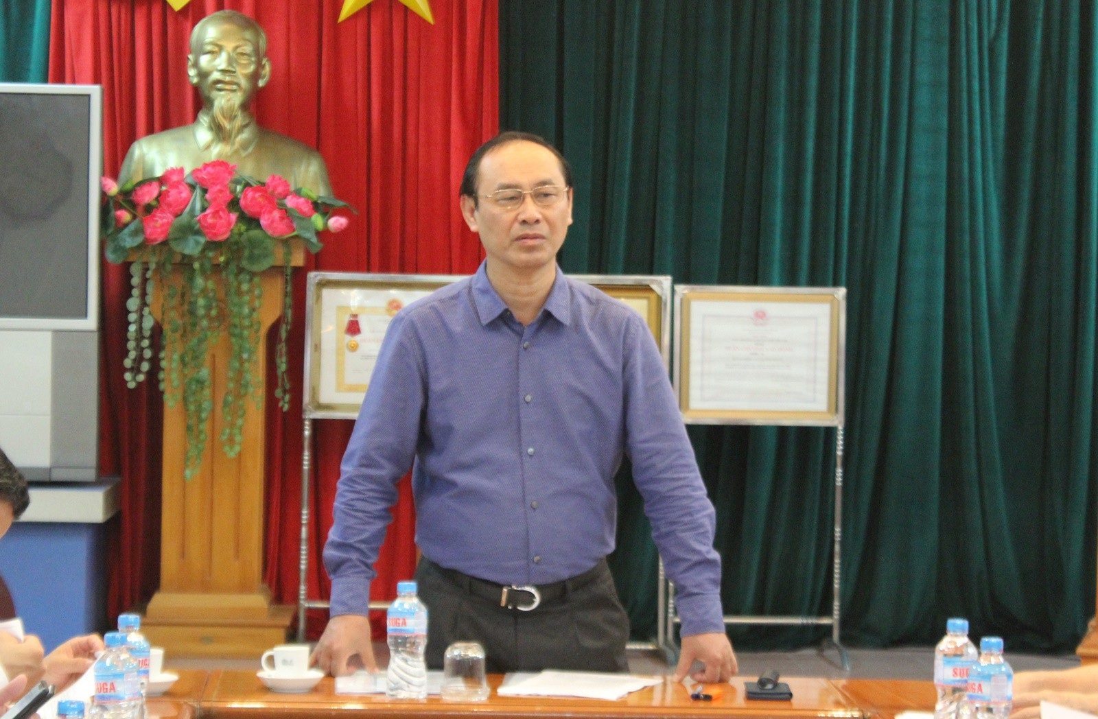 Quốc lộ 1 chi chít ổ gà: “Nắng không vá, chờ đến mưa mới đùn đẩy đổ tại thời tiết” - Ảnh 6. Quốc lộ 1 chi chít ổ gà: “Nắng không vá, chờ đến mưa mới đùn đẩy đổ tại thời tiết” - Ảnh 6.