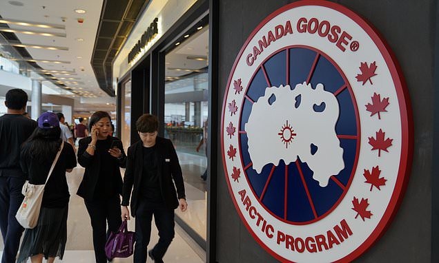 Canada “thiệt đơn, thiệt kép” vì mắc kẹt giữa cuộc chiến Mỹ-Trung - 3
Người tiêu dùng Trung Quốc kêu gọi tẩy chay sản phẩm của hãng thời trang Canada Goose. (Ảnh minh họa: Dailymail)