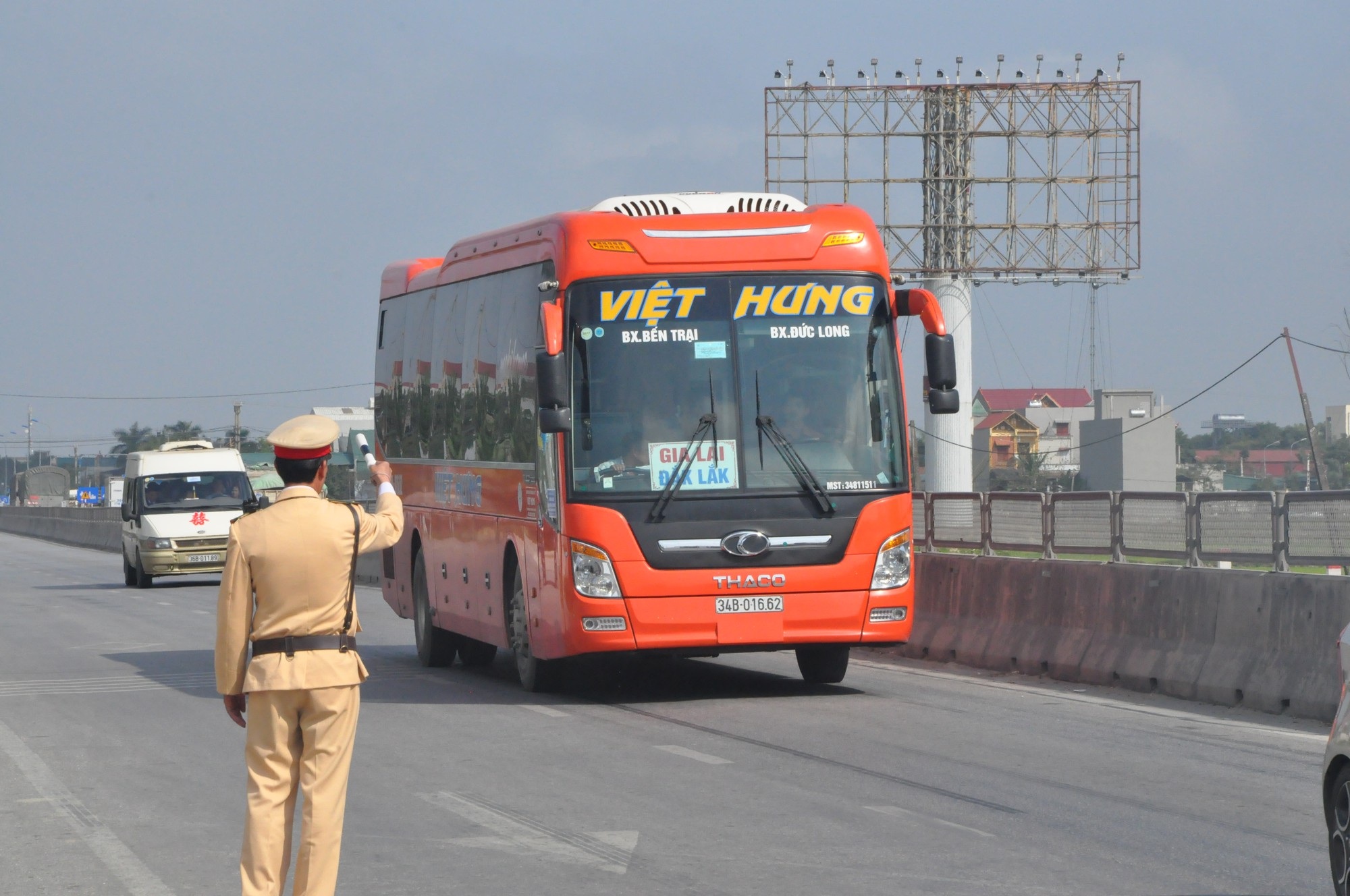 Phó Thủ tướng: Không để dân chậm về quê ăn Tết do thiếu phương tiện - Ảnh 1.