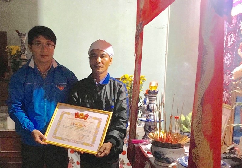 Truy tặng bằng khen thanh niên quên mình giúp dân trong lũ - Ảnh 2. Truy tặng bằng khen thanh niên quên mình giúp dân trong lũ - Ảnh 2.