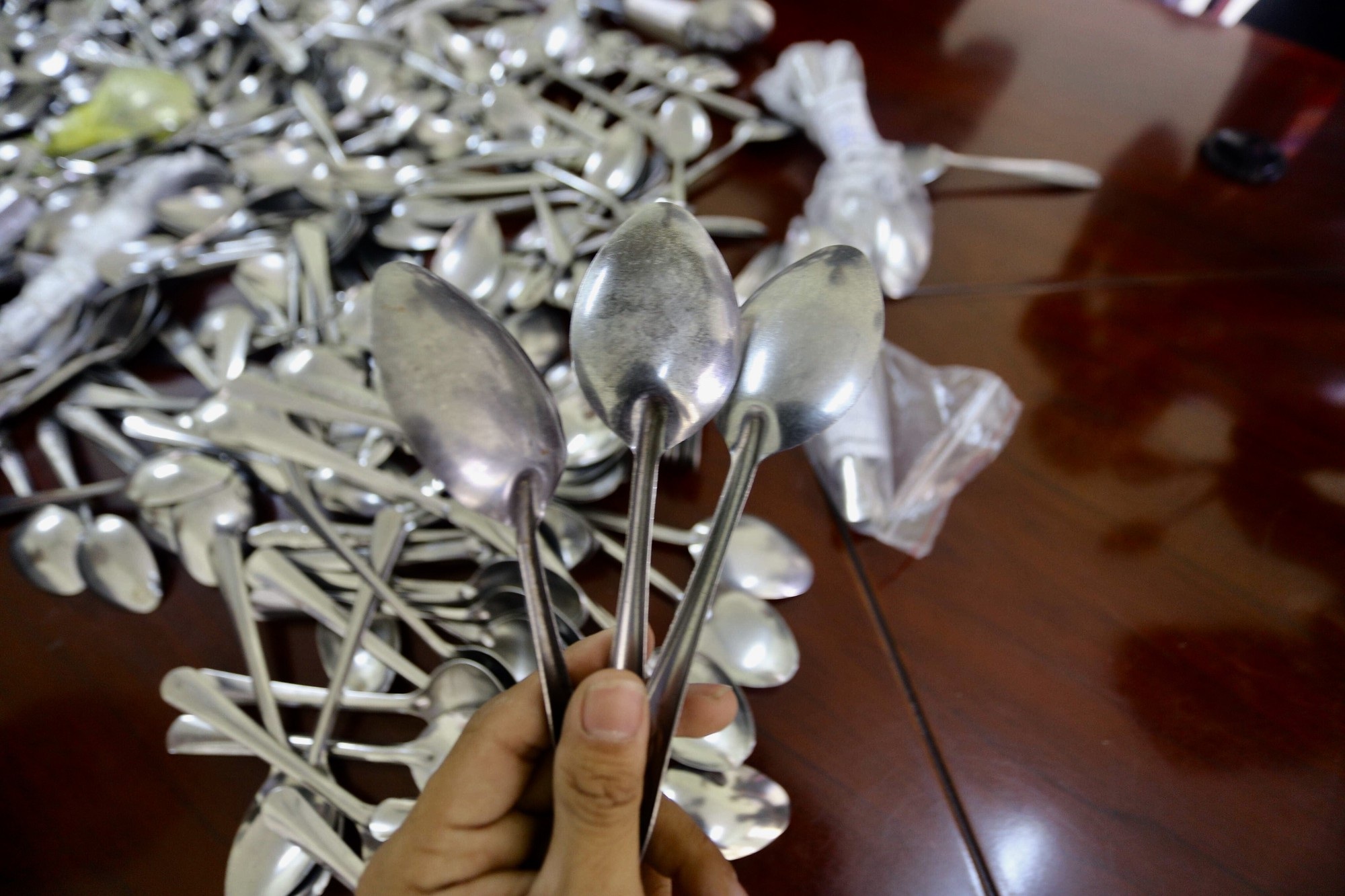 Đà Nẵng ngăn chặn ngộ độc thực phẩm với muỗng không rãnh - Ảnh 2. Đà Nẵng ngăn chặn ngộ độc thực phẩm với muỗng không rãnh - Ảnh 2.
