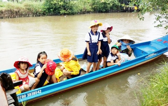 Cà Mau “xin” Trung ương hơn trăm tỷ để hỗ trợ cho học sinh - 1 Học sinh ở Cà Mau còn nhiều khó khăn trong việc đến trường. (Ảnh: CTV)