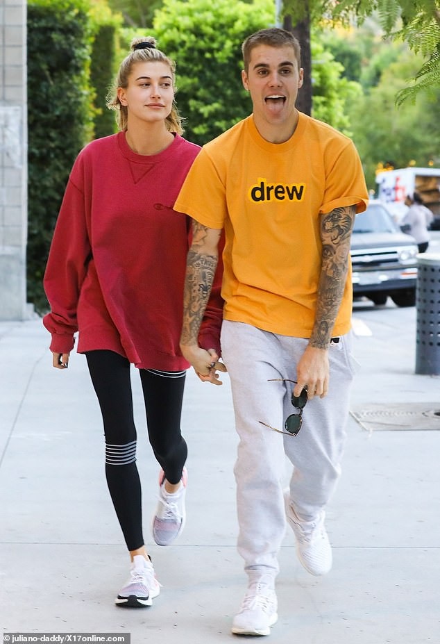 Vợ chồng Justin Bieber vui vẻ ra phố - 1
Vợ chồng Justin Bieber và Hailey Baldwin xuất hiện trên đường phố Los Angeles ngày 14/12 vừa qua